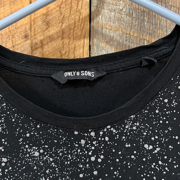 Men’s Only & Sons textured black short sleeve T shirt with curved hem - Picture 2 of 7